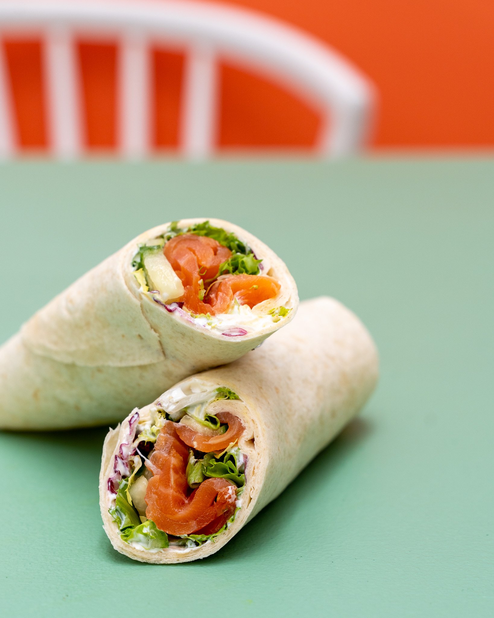 Wrap med røget laks og flødeost. Bestil wraps til både kødspisere og vegetarer til dine møder i virksomheden. Madklubben Catering leverer mødeforplejning til alle firmaer og arbejdspladser der ønsker at lækker mad til møder, konferencer, receptioner og særlige arrangementer. 