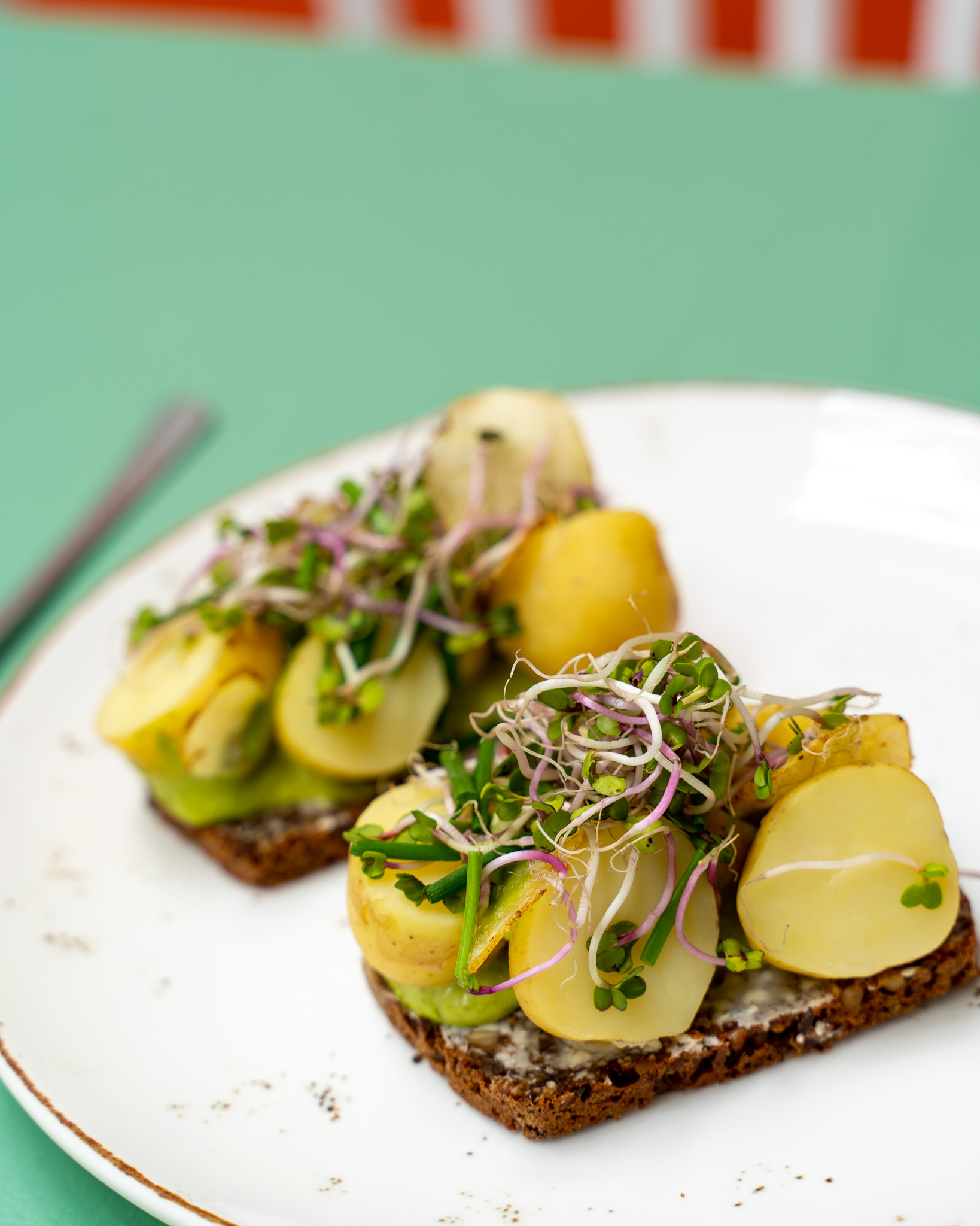 Sådan bestiller du smørrebrød til både kødspisere og vegetarer til dine møder i virksomheden. Madklubben Catering leverer mødeforplejning til alle firmaer og arbejdspladser der ønsker at lækker mad til møder, konferencer, receptioner og særlige arrangementer. 