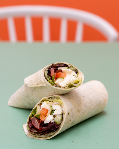 Wrap med tomat og mozzarella. Bestil wraps til både kødspisere og vegetarer til dine møder i virksomheden. Madklubben Catering leverer mødeforplejning til alle firmaer og arbejdspladser der ønsker at lækker mad til møder, konferencer, receptioner og særlige arrangementer.