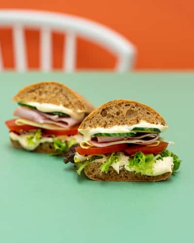 Sandwich med skinke og ost. Bestil sandwich til både kødspisere og vegetarer til dine møder i virksomheden. Madklubben Catering leverer mødeforplejning til alle firmaer og arbejdspladser der ønsker at lækker mad til møder, konferencer, receptioner og særlige arrangementer.