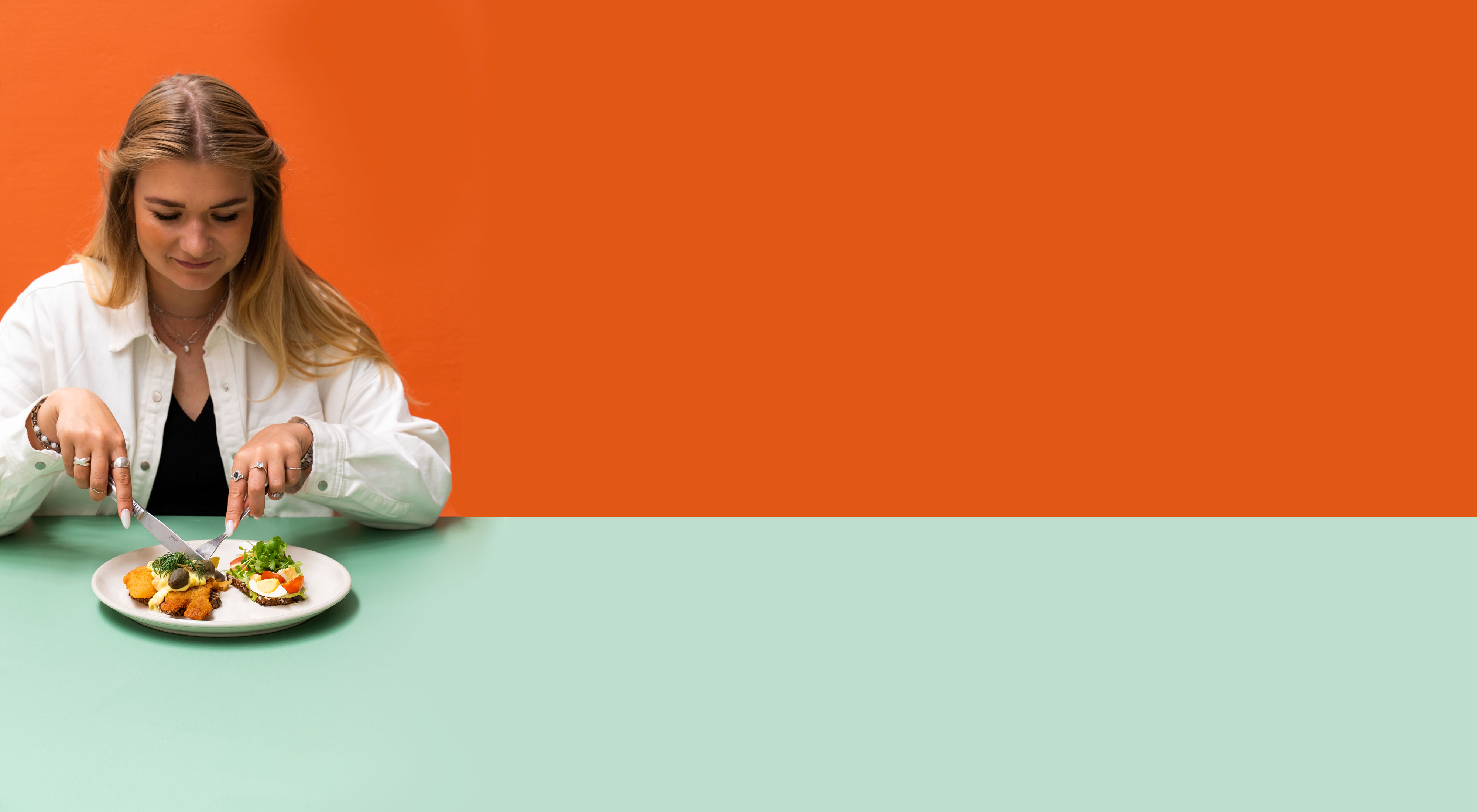 Sådan bestiller du sandwich, wraps, smørrebrød, tapas og kager til dine møder i virksomheden. Madklubben Catering leverer mødeforplejning til alle firmaer og arbejdspladser der ønsker at lækker mad til møder, konferencer, receptioner og særlige arrangementer. 