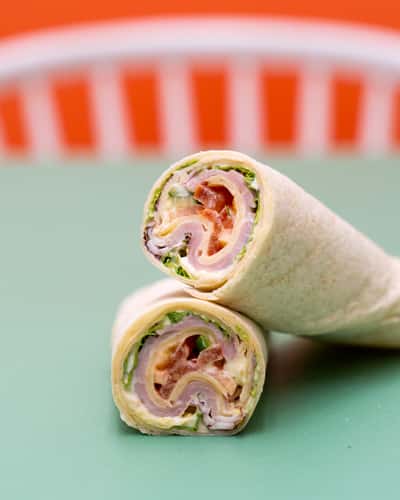 Wrap med skinke og ost. Bestil wraps til både kødspisere og vegetarer til dine møder i virksomheden. Madklubben Catering leverer mødeforplejning til alle firmaer og arbejdspladser der ønsker at lækker mad til møder, konferencer, receptioner og særlige arrangementer.