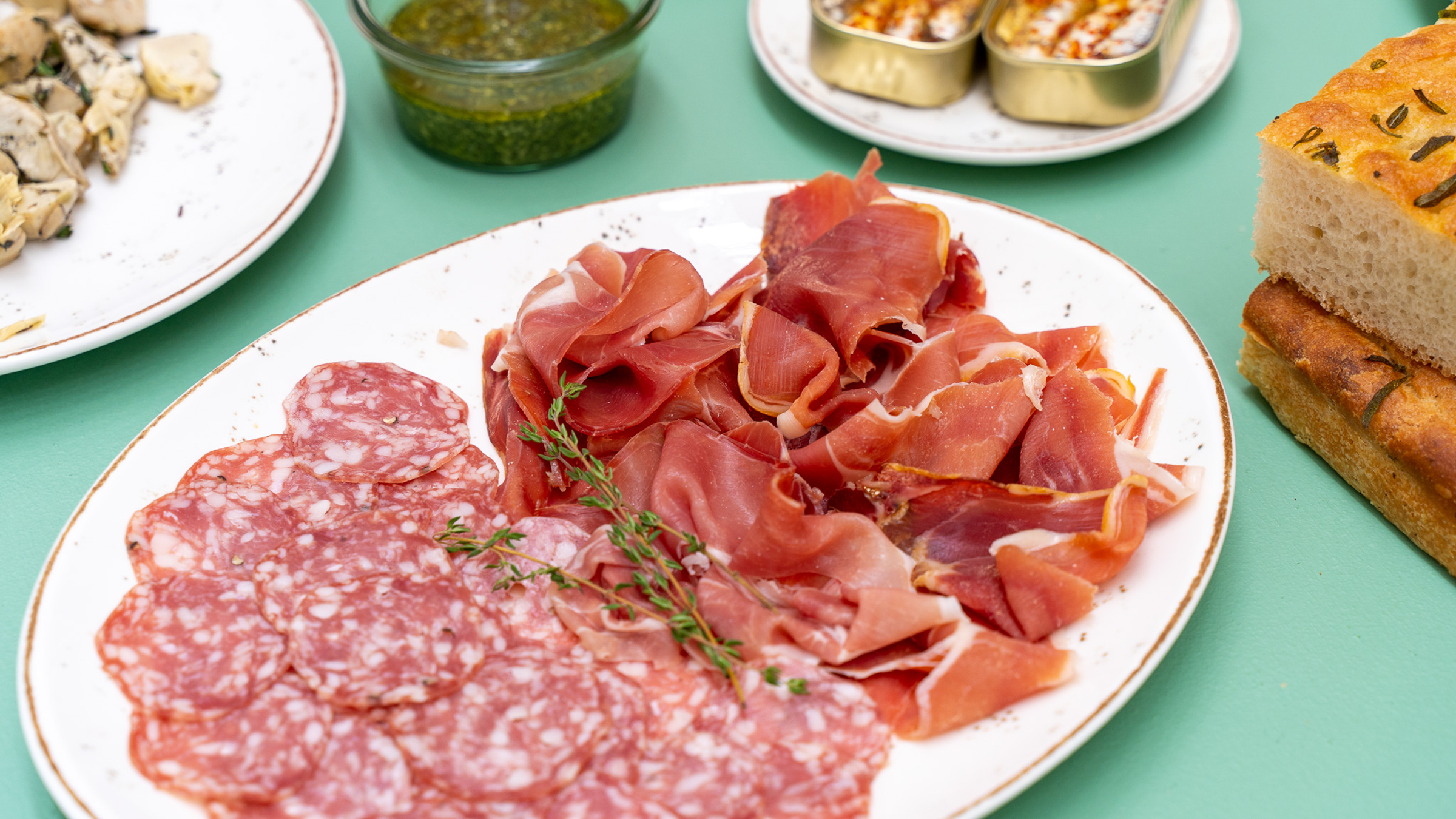 Lufttørret Italiensk Skinke Og Fransk Salami. Bestil tapas til både kødspisere og vegetarer til dine møder i virksomheden. Madklubben Catering leverer mødeforplejning til alle firmaer og arbejdspladser der ønsker at lækker mad til møder, konferencer, receptioner og særlige arrangementer.