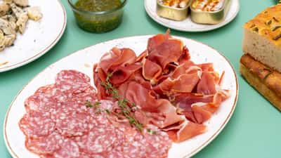 Lufttørret Italiensk Skinke Og Fransk Salami. Bestil tapas til både kødspisere og vegetarer til dine møder i virksomheden. Madklubben Catering leverer mødeforplejning til alle firmaer og arbejdspladser der ønsker at lækker mad til møder, konferencer, receptioner og særlige arrangementer.