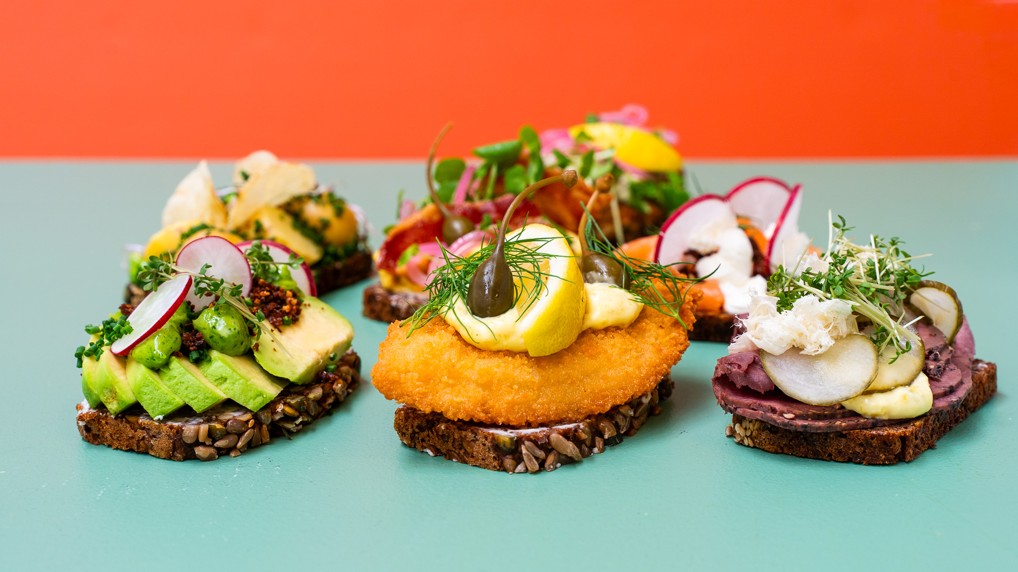 Bestil frokost til mødeforplejning fra Madklubbens frokost. Vælg smørrebrød, wraps, sandwich og tapas til kontoret. 