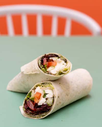 Wrap med tomat og mozzarella. Bestil wraps til både kødspisere og vegetarer til dine møder i virksomheden. Madklubben Catering leverer mødeforplejning til alle firmaer og arbejdspladser der ønsker at lækker mad til møder, konferencer, receptioner og særlige arrangementer.