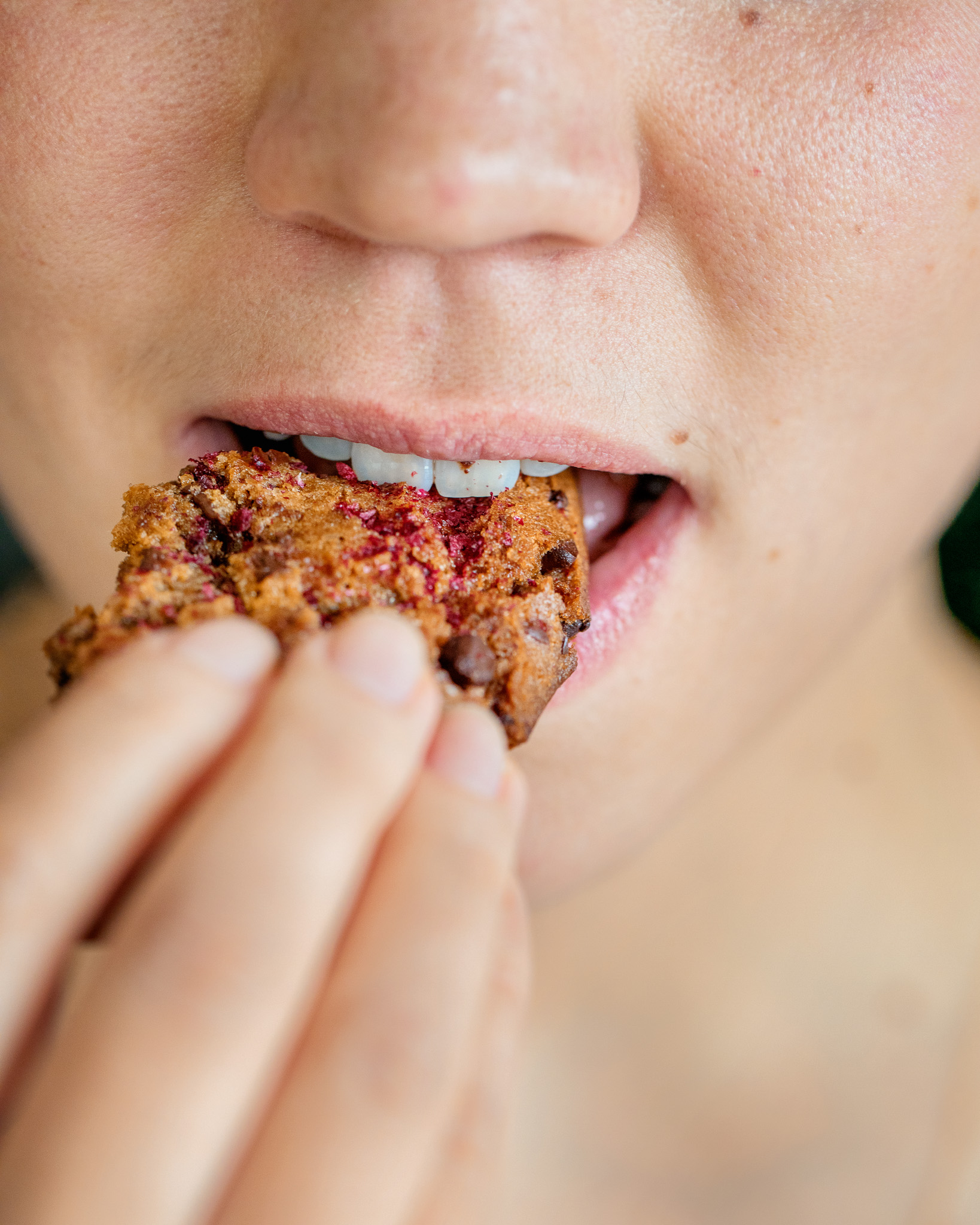  Cookies med chokolade. Bestil cookies, kager eller tærter med bær til dine møder i virksomheden. Madklubben Catering leverer mødeforplejning til alle firmaer og arbejdspladser der ønsker at lækker mad til møder, konferencer, receptioner og særlige arrangementer. 