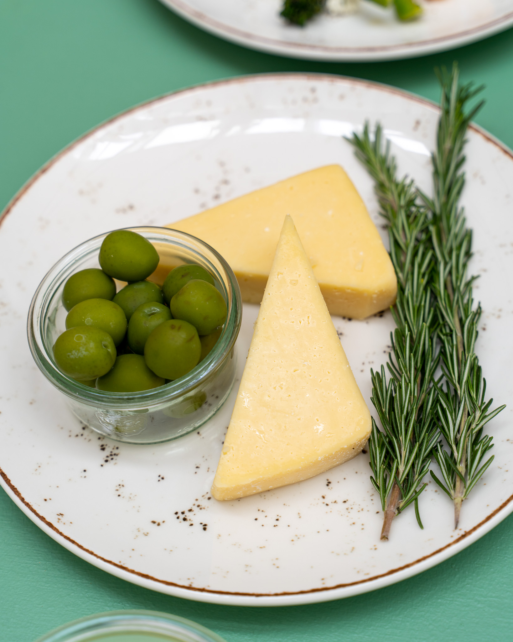 Lagret Havarti Og Nocellara Oliven. Bestil tapas til både kødspisere og vegetarer til dine møder i virksomheden. Madklubben Catering leverer mødeforplejning til alle firmaer og arbejdspladser der ønsker at lækker mad til møder, konferencer, receptioner og særlige arrangementer. 