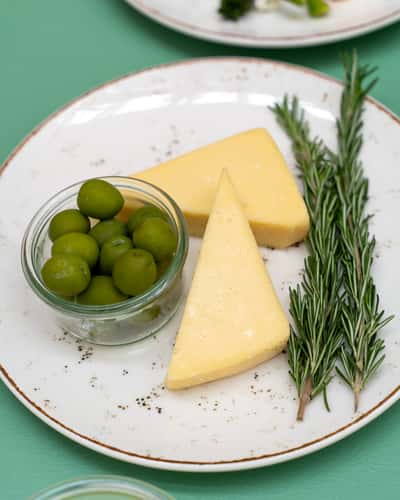 Lagret Havarti Og Nocellara Oliven. Bestil tapas til både kødspisere og vegetarer til dine møder i virksomheden. Madklubben Catering leverer mødeforplejning til alle firmaer og arbejdspladser der ønsker at lækker mad til møder, konferencer, receptioner og særlige arrangementer.