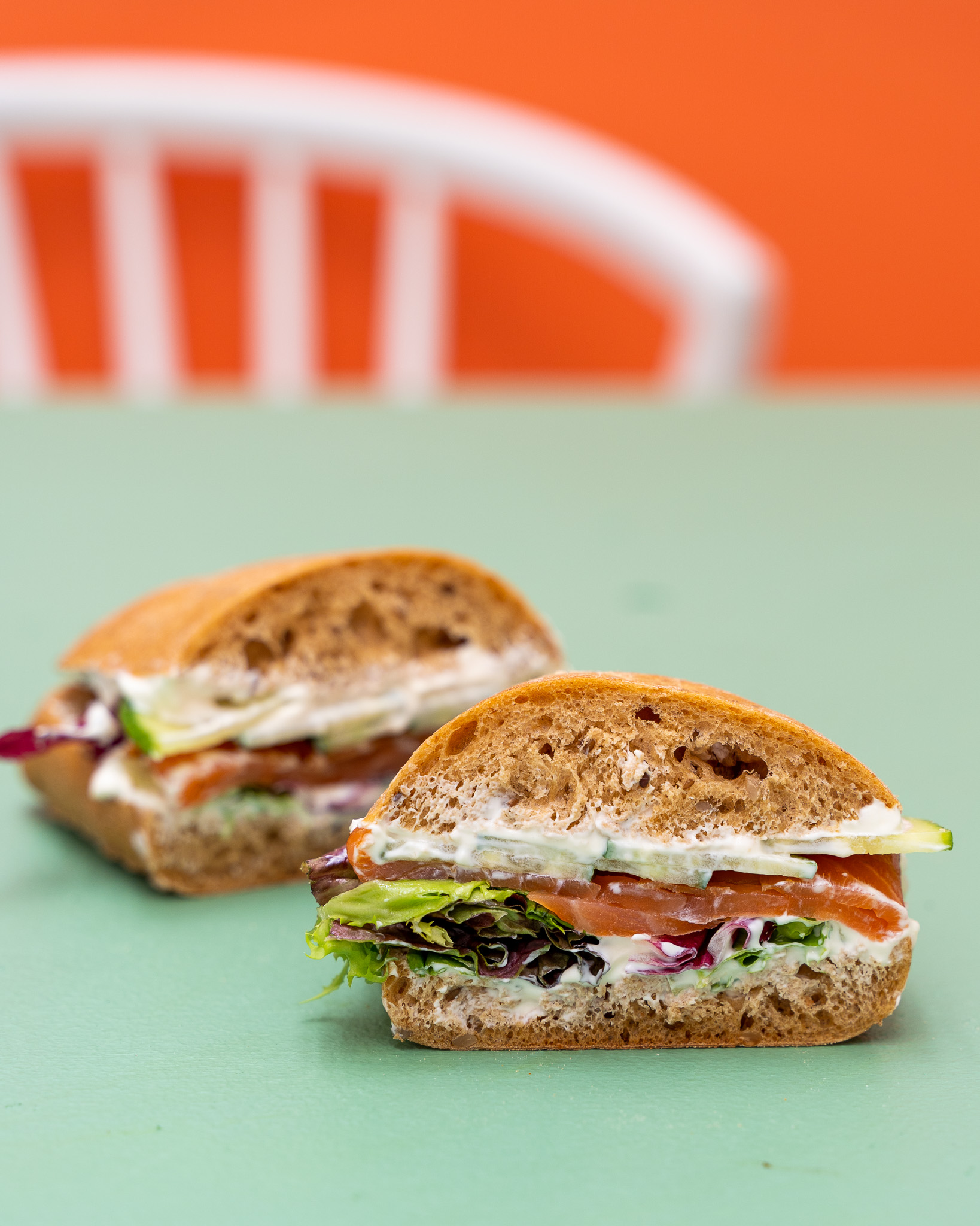 Sandwich med laks og flødeost. Bestil sandwich til både kødspisere og vegetarer til dine møder i virksomheden. Madklubben Catering leverer mødeforplejning til alle firmaer og arbejdspladser der ønsker at lækker mad til møder, konferencer, receptioner og særlige arrangementer. 