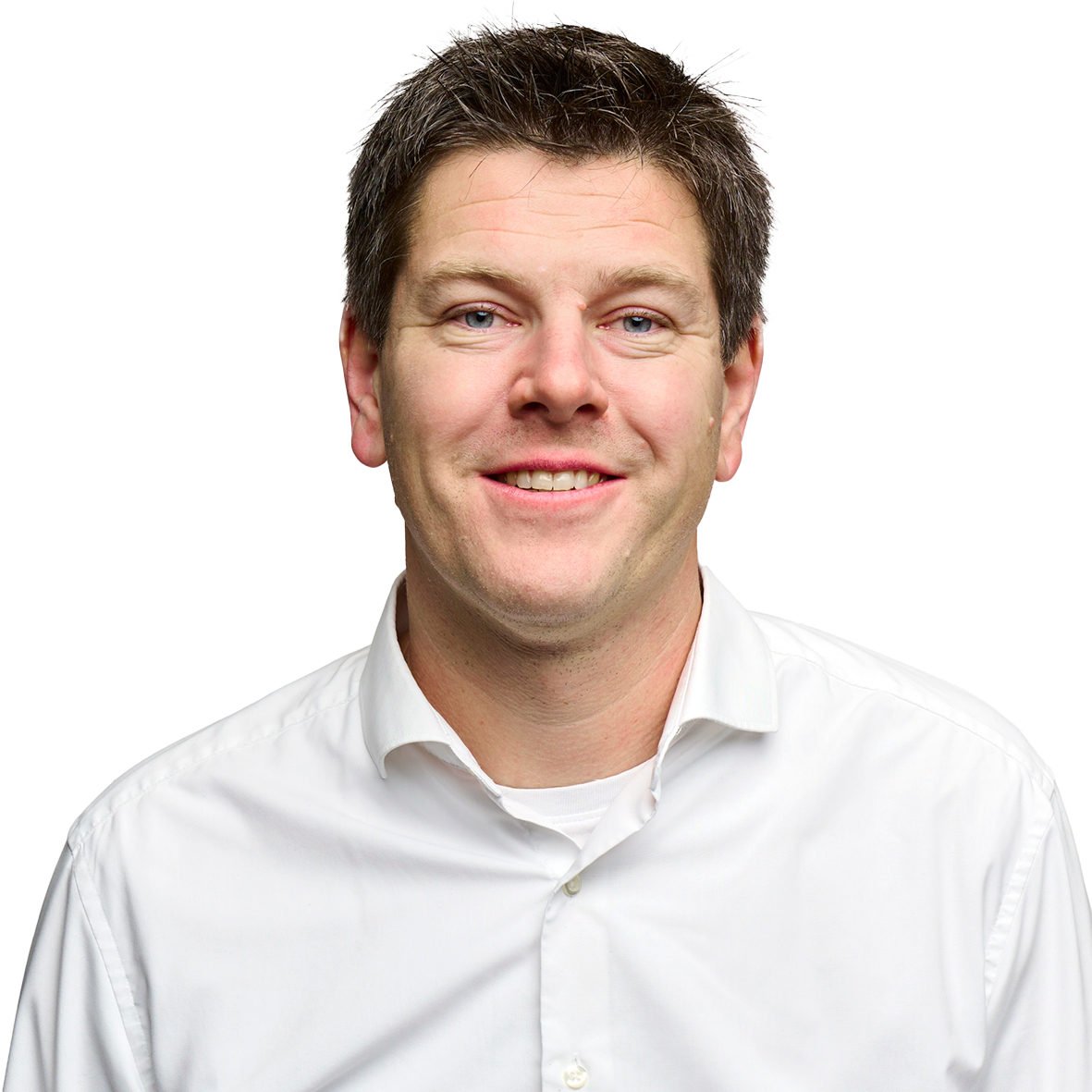 Portræt af en smilende mand med mørkt hår, iført en hvid skjorte, mod en hvid baggrund.