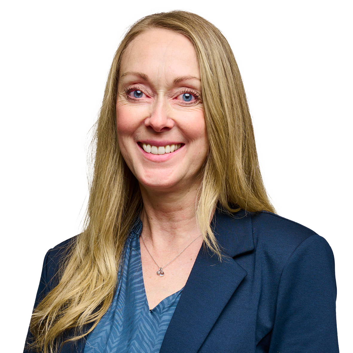 Portræt af en smilende kvinde med langt lyst hår og blå øjne, iført en mørkeblå blazer og en mønstret blå bluse.